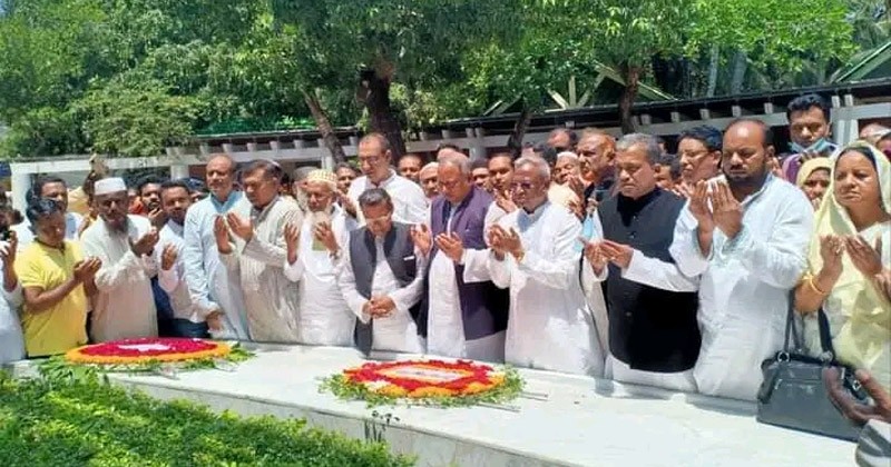 টুঙ্গিপাড়ায় বঙ্গবন্ধুর সমাধিতে কোটালীপাড়া পৌরসভার নব-নির্বাচিত মেয়র ও কাউন্সিলরদের শ্রদ্ধা নিবেদন 