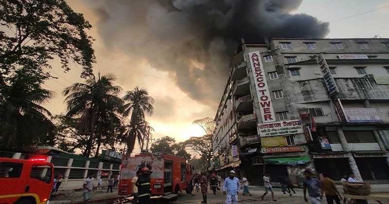 ধোঁয়ায় আচ্ছন্ন পুরো গুলিস্তান, যান চলাচল বন্ধ 