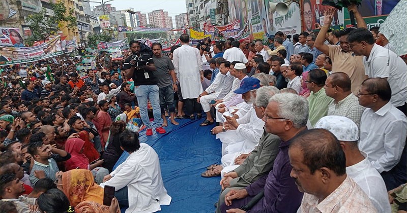 বৃষ্টি উপেক্ষা করে চলছে বিএনপির সমাবেশ 