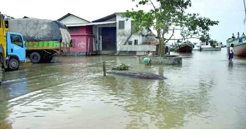 পূর্ণিমার ভরা কোটালে ভর করে ফুসে ওঠা সাগরের জোয়ার ও বৃষ্টিতে বরিশাল অঞ্চলের সবগুলো নদীর পানি বিপদ সীমার ওপরে 