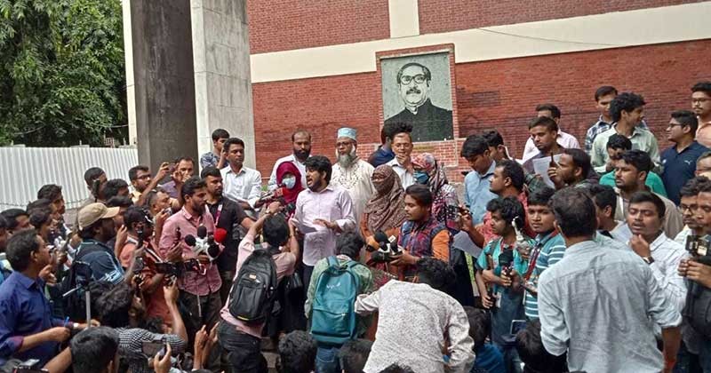 আমাদের সন্তানদেরকে অন্যায়ভাবে আটক করা হয়েছে: বুয়েটের ৩৪ শিক্ষার্থীর অভিভাবক 