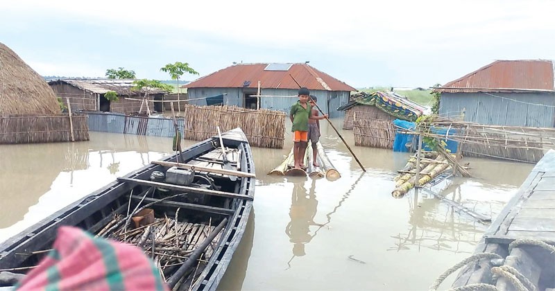 প্লাবিত এলাকায় বিশুদ্ধ পানি ও শুকনো খাবার সঙ্কট 