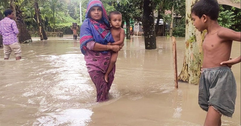 বন্যার্তদের দুর্ভোগ বাড়ছে 