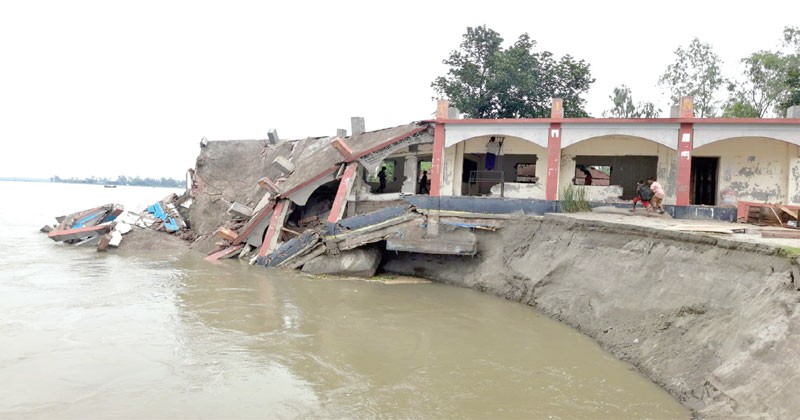 চিলমারীতে নদীভাঙনে বিলীন স্কুল ভবন 