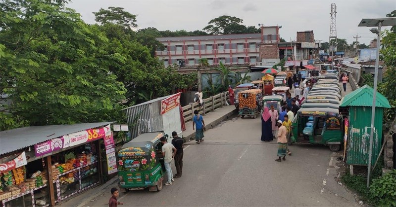 মুরাদনগরে আঞ্চলিক সড়কের দুই পাশ দখলে ভোগান্তি জনসাধারণের 