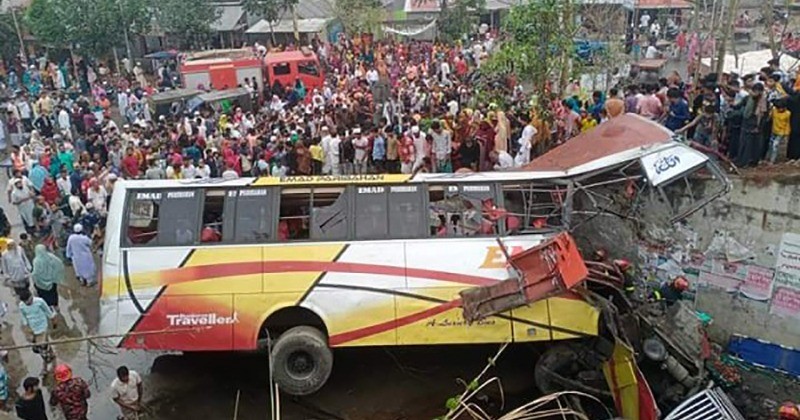 শিবচরে বাস দুর্ঘটনায় নিহতের পরিচয় পাওয়া গেল যাদের । ঢাকা- ভাঙ্গা এক্সপ্রেস ওয়ের দুর্ঘটনায় নিহত ১৯, আহত ২৬। 