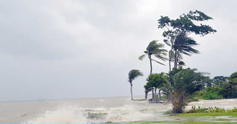 সেন্টমার্টিনে দমকা বাতাস আর বৃষ্টি চলছে 