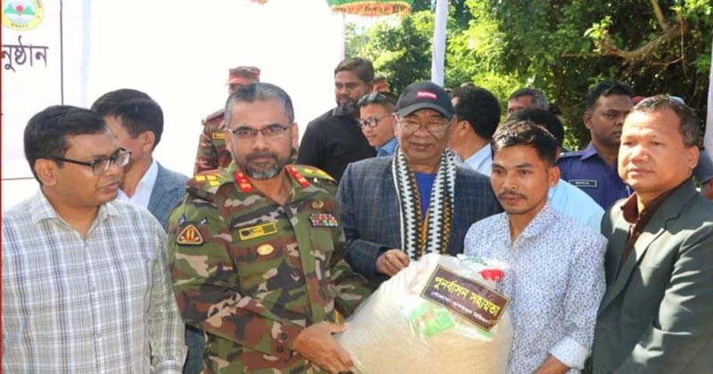 বান্দরবানে কেএনএফের ভয়ে ৮ মাস পর ফিরে আসা ১১০ পরিবারের মাঝে নগদ অর্থ সহ বিভিন্ন উপকরণ প্রদান করলেন সেনাবাহিনী 