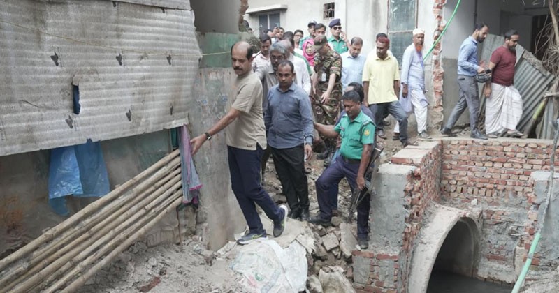 রাস্তা সম্প্রসারণ করতে ডিএনসিসির উদ্যোগে অবৈধ স্থাপনা উচ্ছেদ 