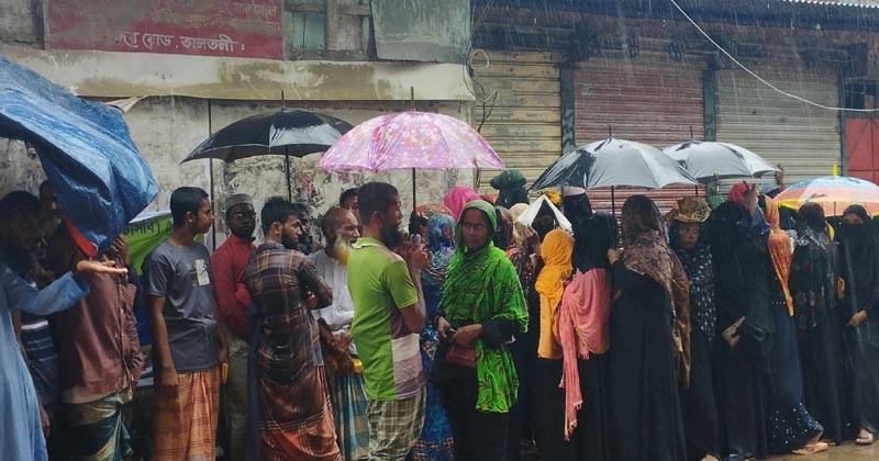 তালতলীতে বৃষ্টির মধ্যেও টিসিবির পণ্য কিনতে অপেক্ষা 