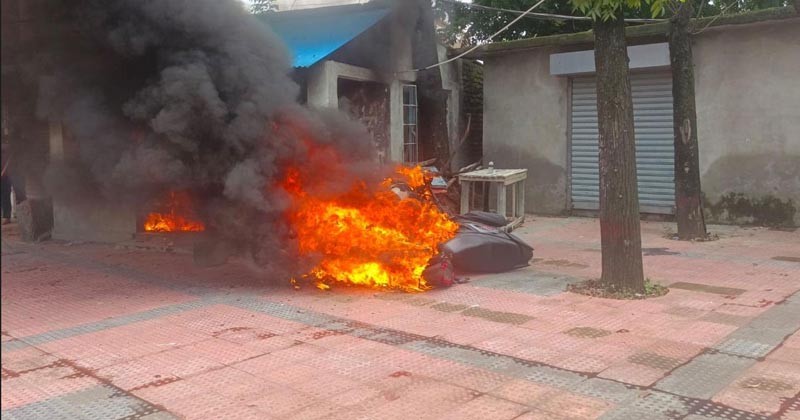 খুলনায় এমপি হেলালের বাড়ি ও আ‍‍`লীগ কার্যালয়ে আগুন