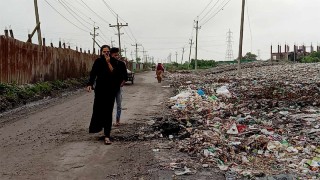 নরসিংদীতে সড়কের পাশে ময়লার ভাগাড়, দুর্গন্ধে অতিষ্ঠ পথচারীরা