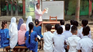 মুরাদনগরে শ্রেণিকক্ষ না থাকায় খোলা আকাশের নিচে চলছে পাঠদান