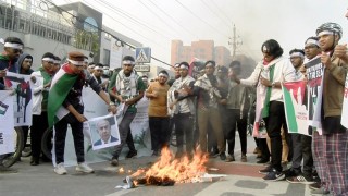 ইসরায়েলি প্রধানমন্ত্রীর কুশপুত্তলিকা দাহ ঢাবি শিক্ষার্থীদের