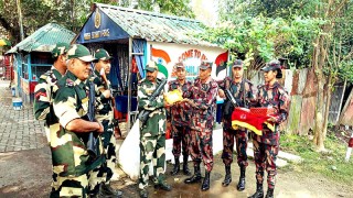 হিলিতে বিজিবি দিবসে বিএসএফকে মিষ্টি উপহার বিজিবির