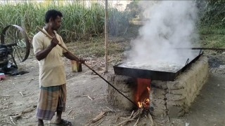 আশুলিয়ার শিমুলিয়া ইউনিয়নে আখের গুড় তৈরিতে ব‍্যস্ত সময় পার করছে আখ চাষিরা