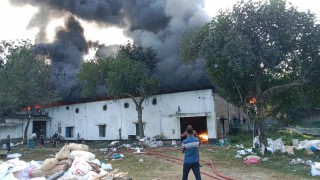 নরসিংদীর শিবপুরে প্লাস্টিক কারখানা আগুনে পুড়ে ছাই