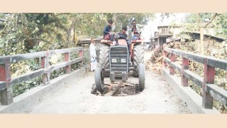 চাটমোহরে সড়কের ব্রিজ ভেঙে মরণফাঁদ চরম দুর্ভোগে পথচারীরা