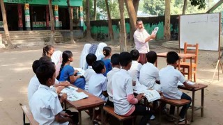 মুরাদনগরে শ্রেণিকক্ষ না থাকায় খোলা আকাশের নিচে চলছে পাঠদান