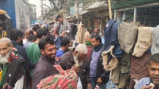 হরিরামপুরে পুরাতন কাপড়ের দোকানে ক্রেতাদের ভিড়