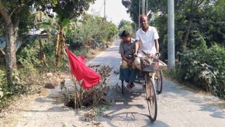 আটঘরিয়া-চাঁদভা হাড়লপাড়া সড়কের ব্রিজ ভেঙ্গে দুর্ভোগে পথচারীরা