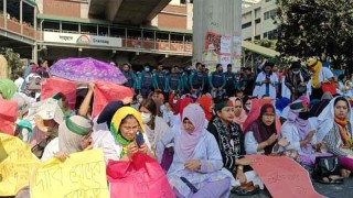 ভাতা বৃদ্ধির দাবিতে ট্রেইনি চিকিৎসকদের শাহবাগ অবরোধ