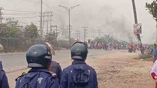 বেক্সিমকোর শ্রমিকের সাথে পুলিশের ধাওয়া-পাল্টা ধাওয়া