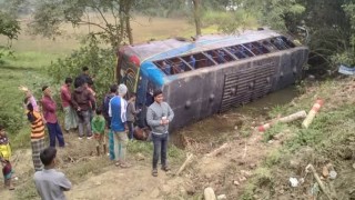 মাহফিল থেকে ফেরার পথে ফুলগাজীতে বাস উল্টে আহত ২১