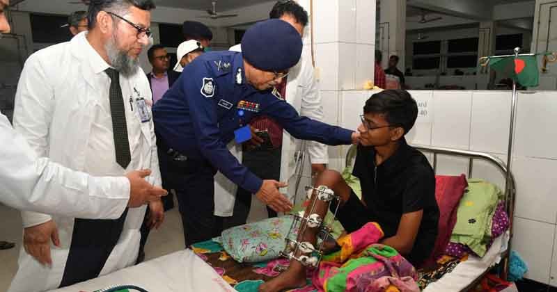 ছাত্র-জনতার আন্দোলনে আহতদের দেখতে অর্থোপেডিক হাসপাতালে আইজিপি 