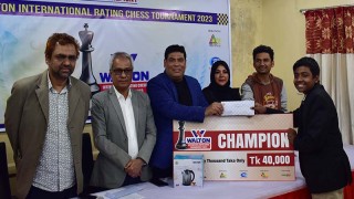 2024January/SM/champion-cm-sakline-mostafa-sajid-receiving-his-prize-20240105205824.JPG