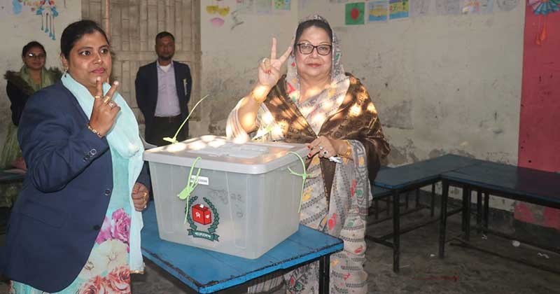 ভোট দেয়ার পর নৌকা জিতবে বলে প্রতিক্রিয়া জানালেন মেয়র হাছিনা গাজী 