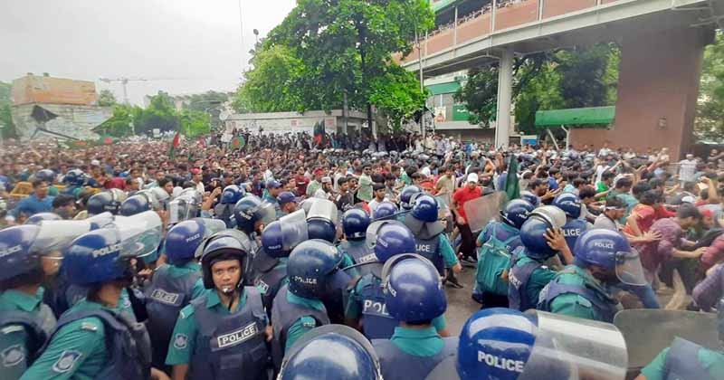 শিক্ষার্থীদের আন্দোলনের মুখে শাহবাগে পিছু হাঁটতে বাধ্য হয়েছে পুলিশ 