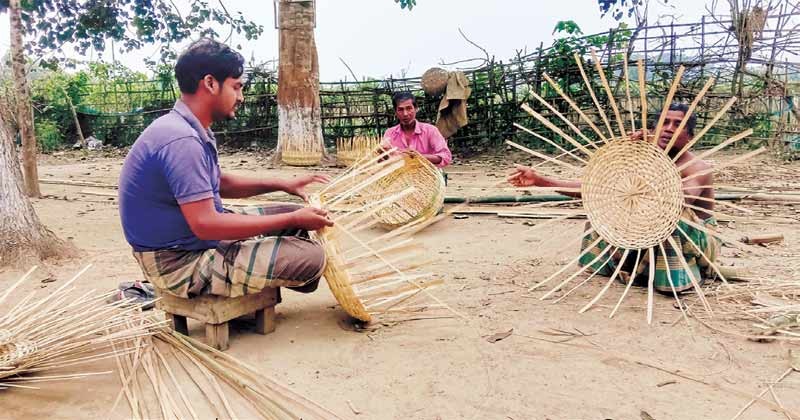 প্লাস্টিক সামগ্রীর সাথে লড়াই করে বেঁচে আছে বাঁশ শিল্প 