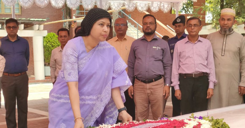 বঙ্গবন্ধুর সমাধিতে প্রাথমিক ও গণশিক্ষা প্রতিমন্ত্রীর শ্রদ্ধা 