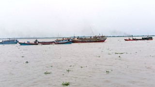 ব্রহ্মপুত্রে অবৈধ ড্রেজার বসিয়ে চলছে বালু ব্যবসা