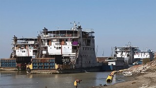 নাব্যতা সংকট:   আরিচা-কাজিরহাট নৌরুটে তৃতীয় বারের মতো ফেরি চলাচল বন্ধ