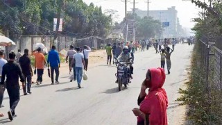 বকেয়া বেতনের দাবিতে বেক্সিমকো ইন্ডাস্ট্রিয়াল পার্কের শ্রমিকদের সড়ক অবরোধ