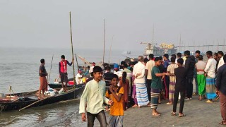 নিষেধাজ্ঞা শেষ পদ্মা নদীতে ইলিশ ধরায় ব্যস্ত জেলেরা