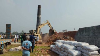 ধামরাইয়ে দুই ইটভাটাকে পাঁচ লাখ টাকা জরিমানা, ব্যাটারি কারখানার বিদ্যুৎ বিচ্ছিন্ন