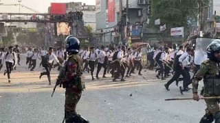 ঢাকা ও সিটি কলেজের শিক্ষার্থীদের মধ্যে মুখোমুখি সংঘর্ষ