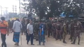 আশুলিয়ায় নবীনগর-চন্দ্রা মহাসড়ক অবরোধ করে পোশাক শ্রমিকদের বিক্ষোভ