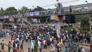 কলেজ শিক্ষার্থীদের অবরোধে যান চলাচল বন্ধ সায়েন্সল্যাবে