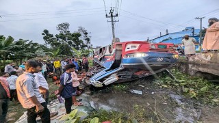 ফুলবাড়ীতে যাত্রীবাহী বাস খাদে পড়ে ১জন নিহত, আহত ১৪