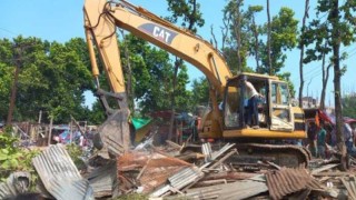 কালিয়াকৈরে রেললাইনের পাশে অবৈধ স্থাপনা উচ্ছেদ অভিযান