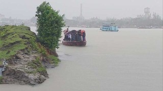 মোংলায় দানা'র প্রভাবে সকাল থেকে ভারি বৃষ্টি, বন্দরে দুটি জাহাজে পন্য খালাস বন্ধ