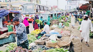 ঈশ্বরগঞ্জে মহাসড়কে কাঁচাবাজার