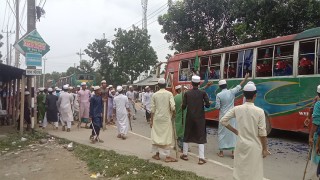 তারাকান্দায় রেজভীয়া দরবার শরীফের অনুসারীদের উপর হেফাজতে ইসলামের নেতাকর্মীদের হামলা,যানবাহন ভাংচুর,আহত-৫