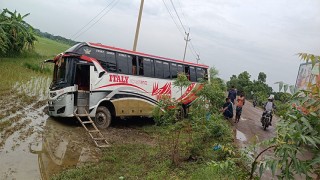 মহিপুরে ইটালী পরিবহন রাস্তার বাইরে আহত -১৫