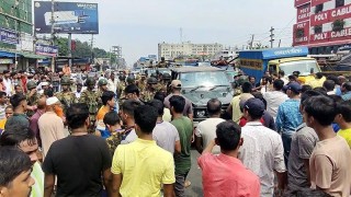 বকেয়া বেতনের দাবিতে আশুলিয়ায় সড়ক অবরোধ বিক্ষোভ, বন্ধ ৫১টি   ছুটি ৮টি কারখানা