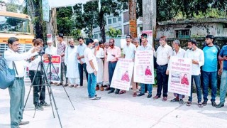 মোরেলগঞ্জে দুর্নীতির অভিযোগ ও ফ্যাসীবাদের দোসর আখ্যা দিয়ে উপজেলা স্বাস্থ্য কর্মকর্তার পদত্যাগের দাবিতে মানববন্ধন